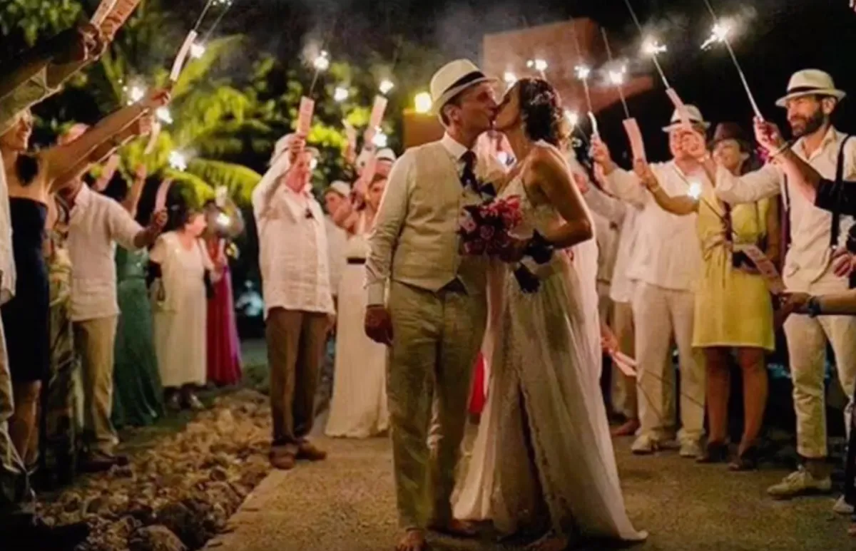Boda de destino con bengalas