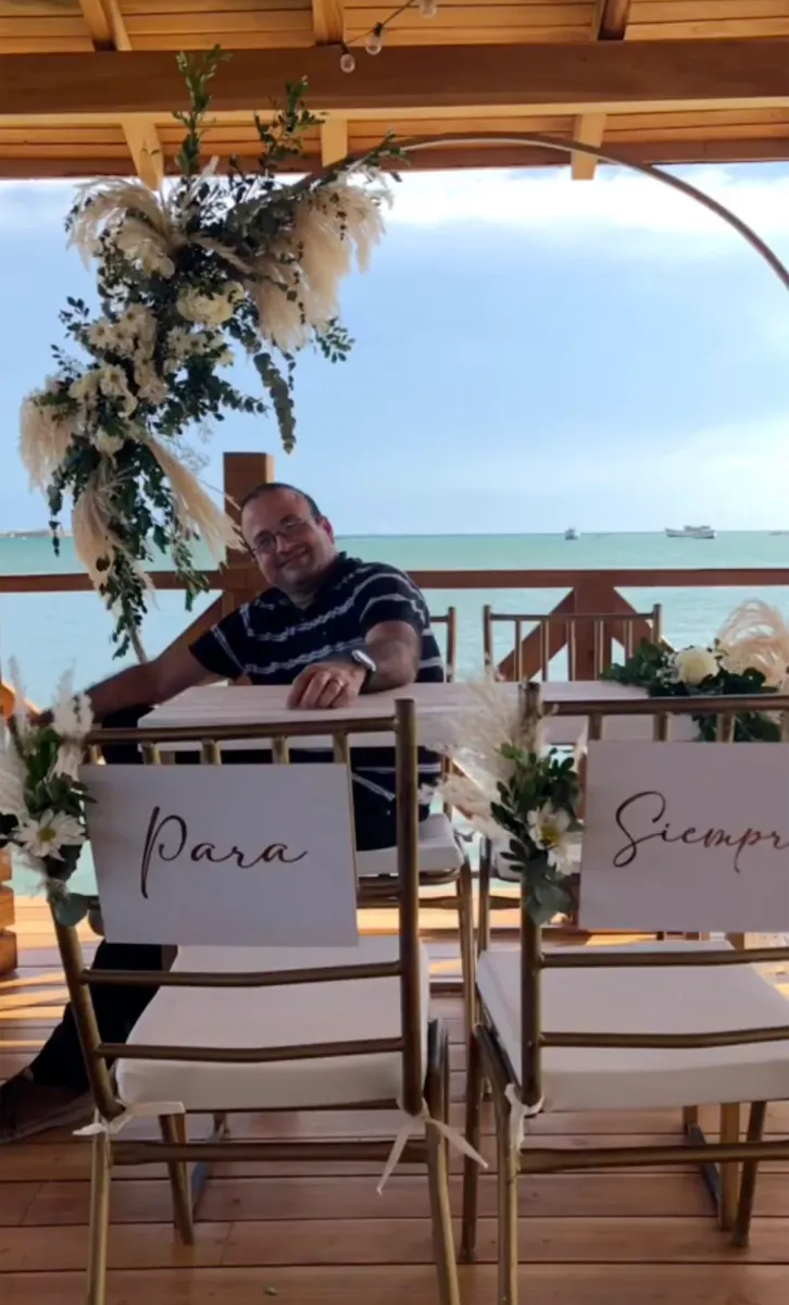 Juan Salvador en montaje de boda en la playa