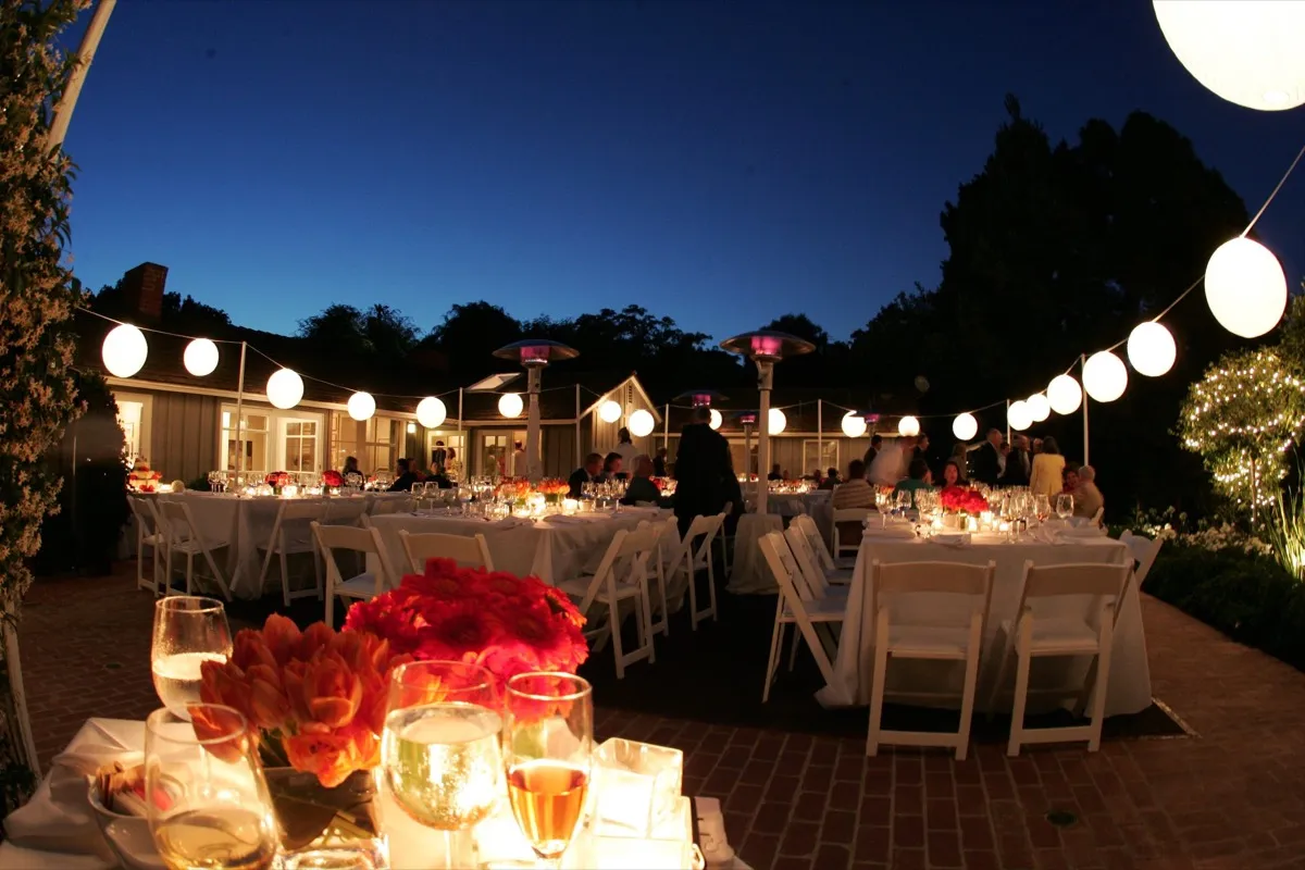 Evento al aire libre con iluminación nocturna