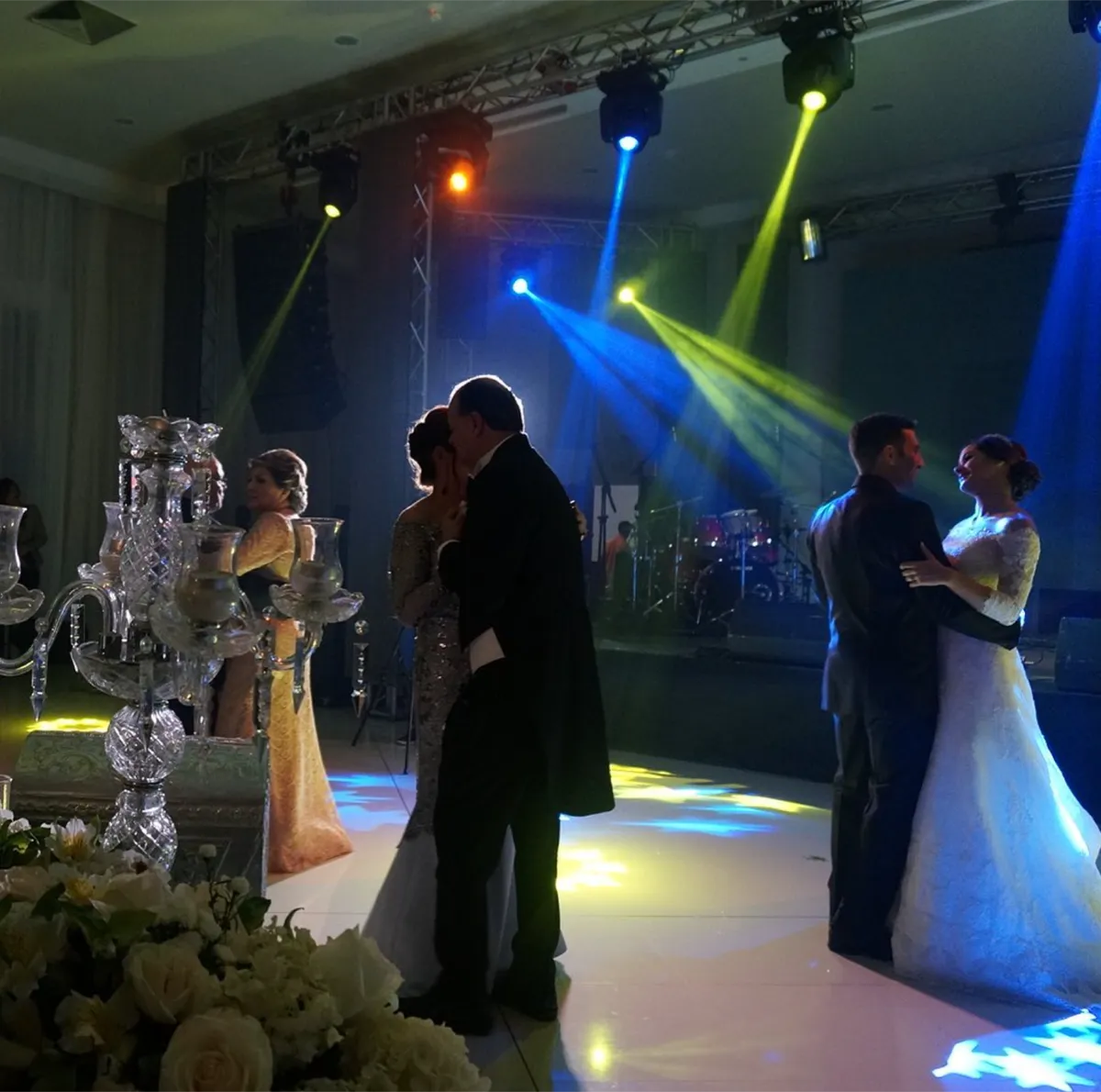 Evento elegante con iluminación y parejas bailando