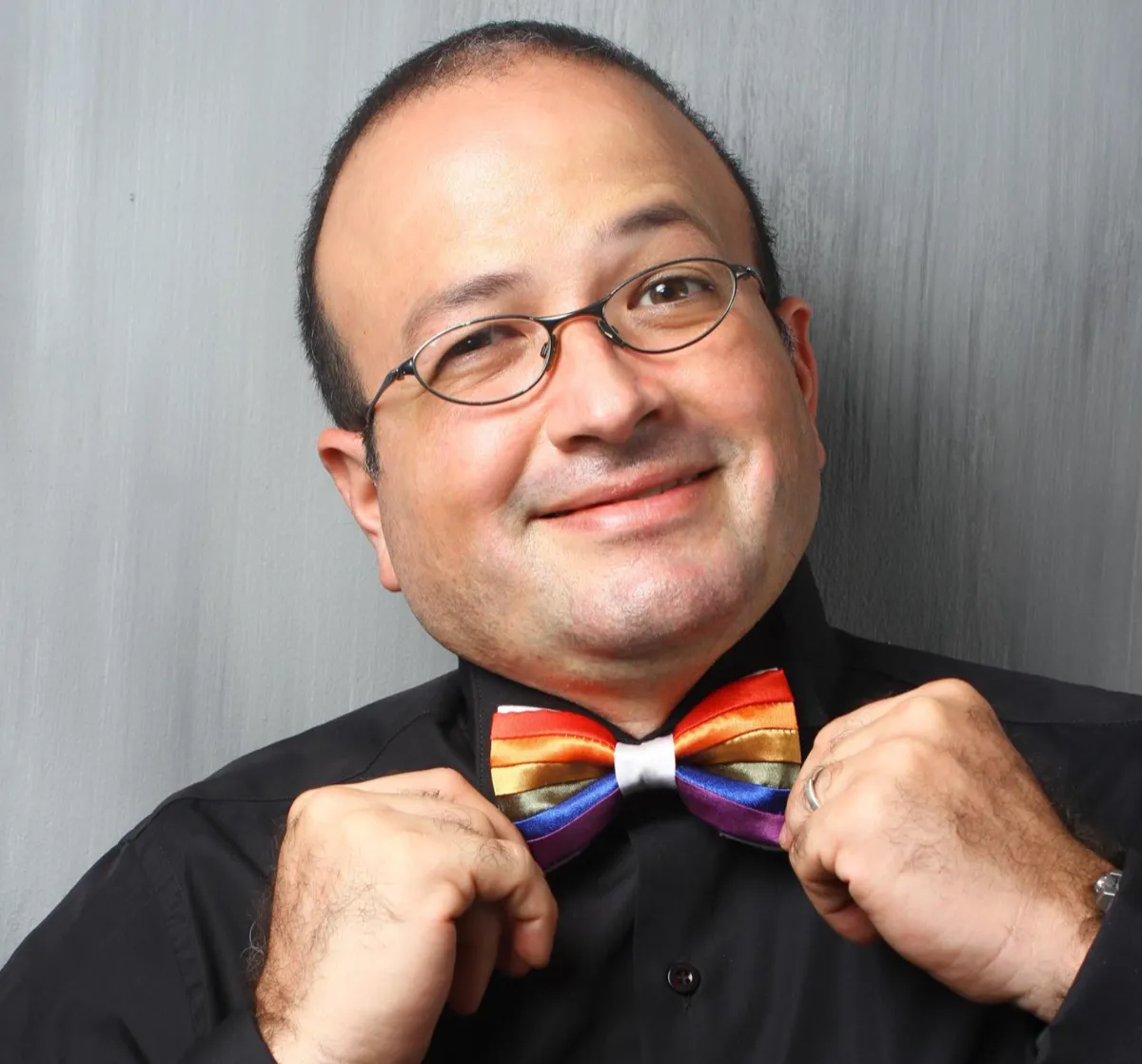 Juan Salvador con corbatín de colores