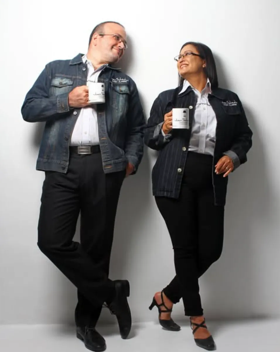 Juan Salvador y Erinna con chaquetas de mezclilla