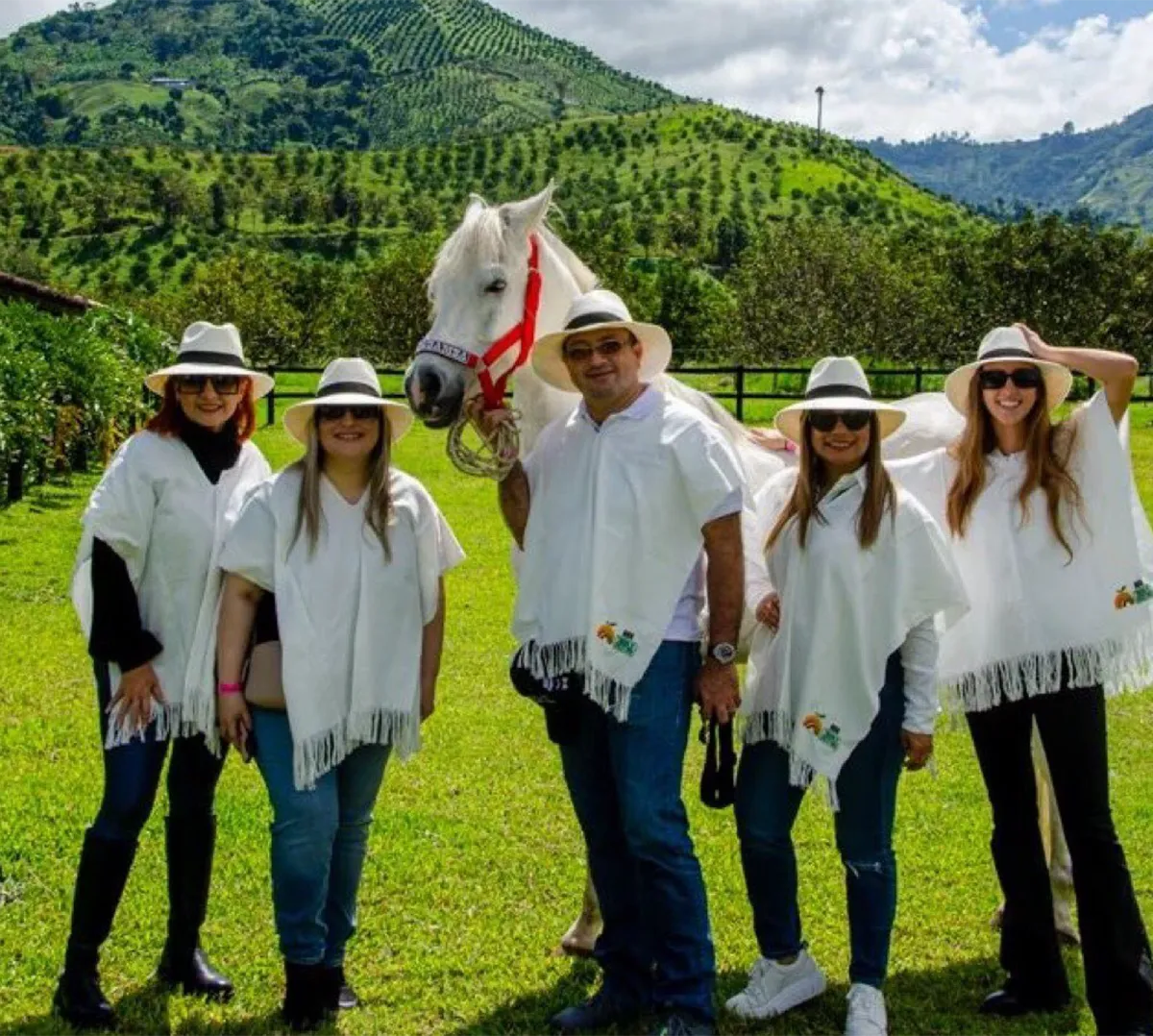 Juan Salvador con grupo en evento al aire libre