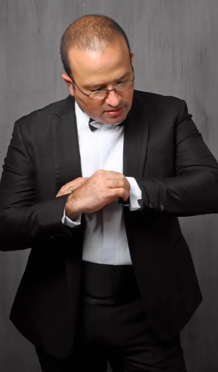 Juan Salvador en traje elegante