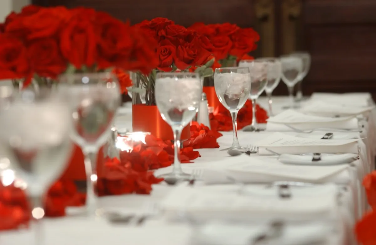 Rosas rojas con copas de champagne